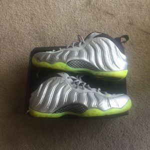 Size 13 Nike Foamposite one prm metallic silver